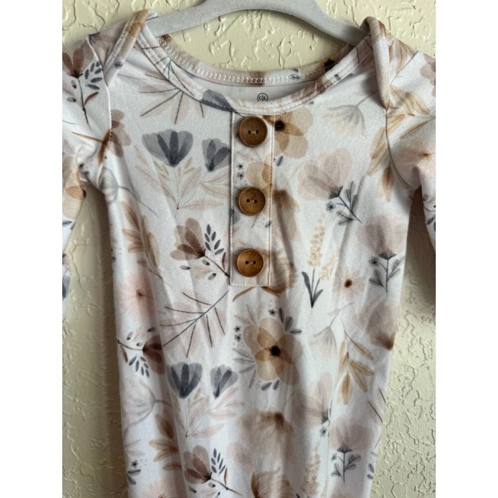 Caden Lane Knotted Gown Neutral Floral Henley Newborn 0-3 Months - Picture 3 of 7